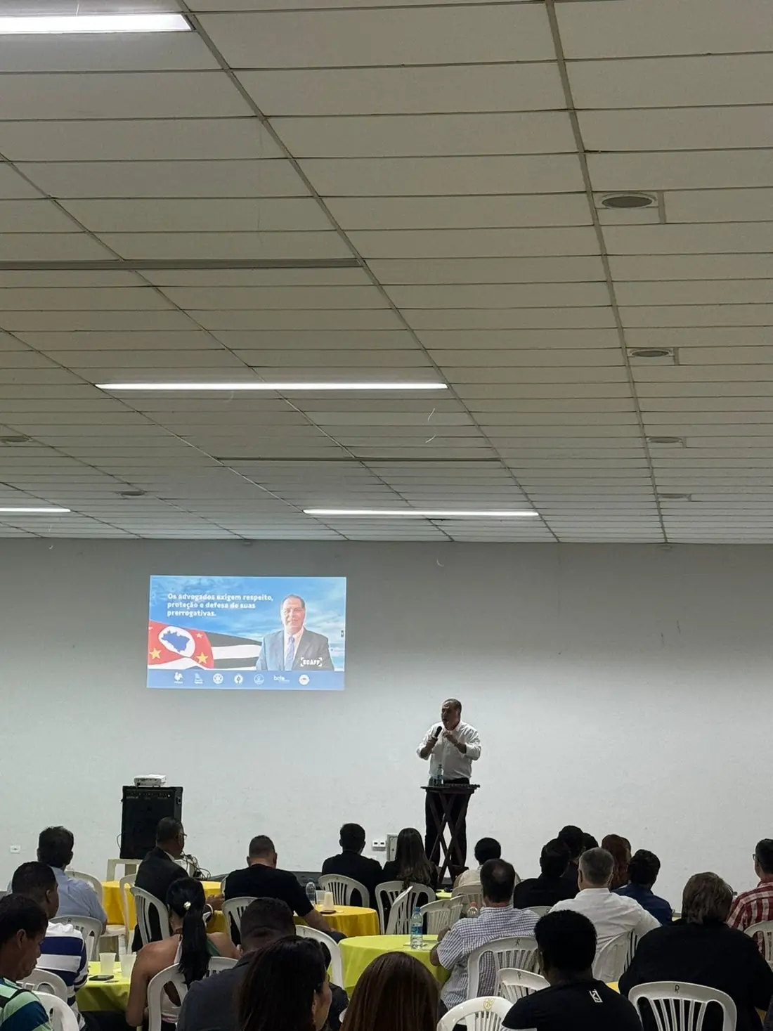 Alfredo Scaff palestrando para a plateia em Birigui