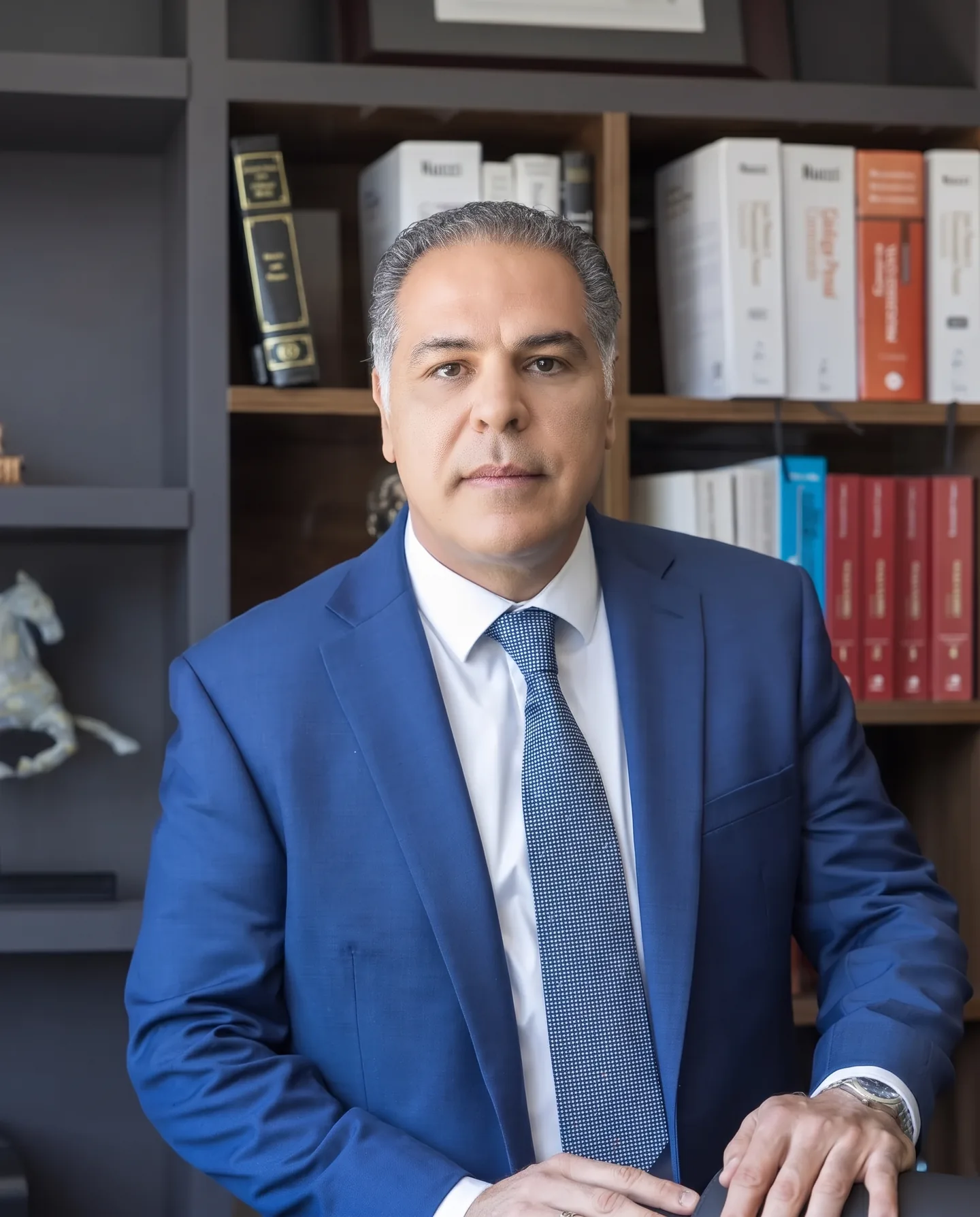 Alfredo Scaff Filho, de terno azul, em seu escritório