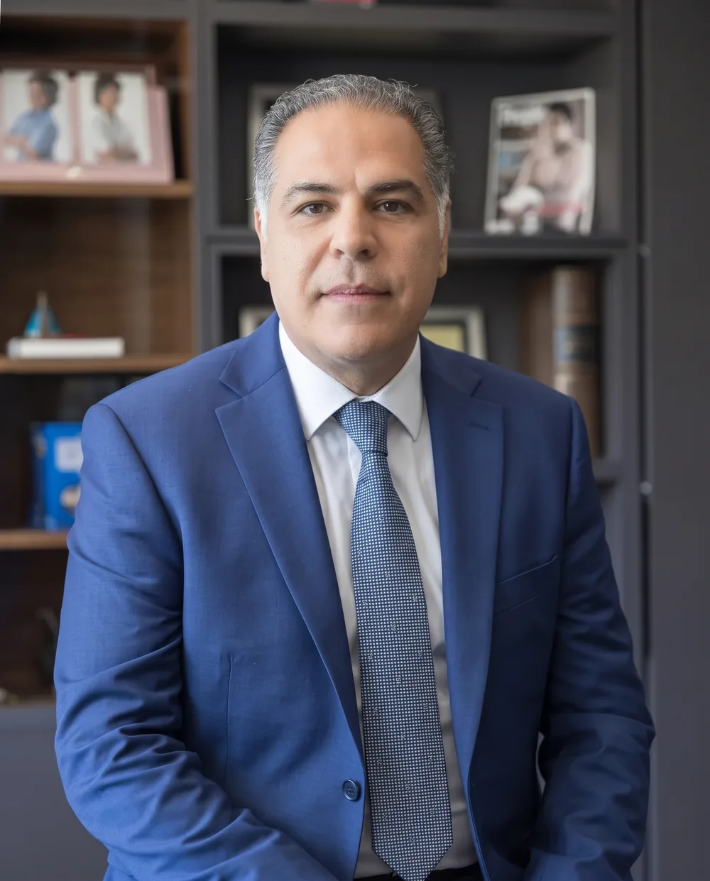 Alfredo Scaff Filho sentado, de terno azul, no escritório